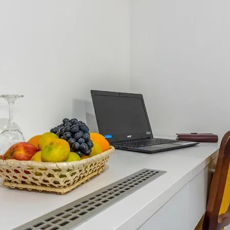Sublime Double Bedroom With Breakfast And Free Mini Bar Split