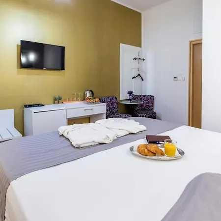 Sublime Double Bedroom With Breakfast And Free Mini Bar Bed & Breakfast